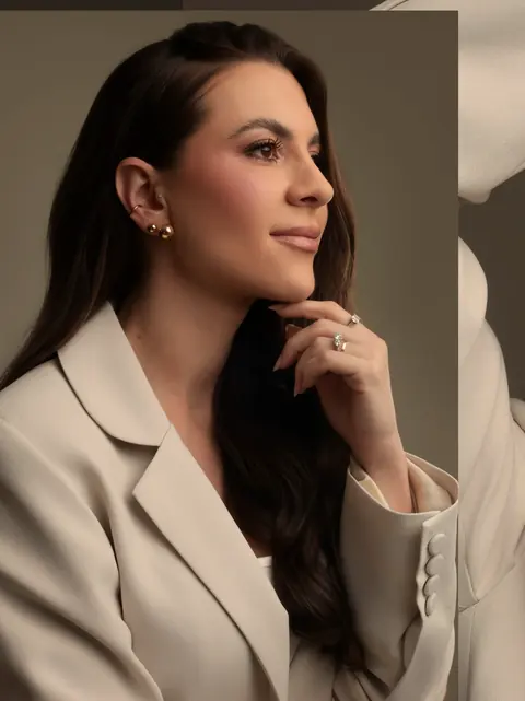Dra. Bárbara Sombrio com a mão no queixo