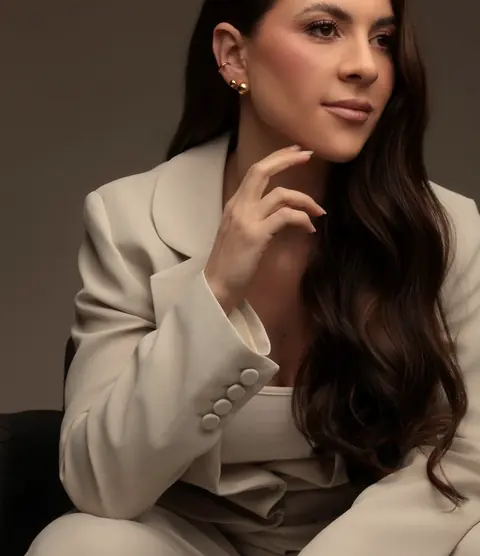 Dra. Bárbara Sombrio sentada, de terninho bege
